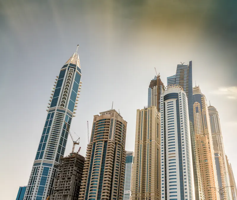 Les tours de la marina de Dubaï vues depuis le pied des immeubles.