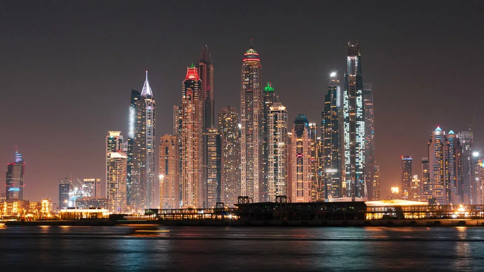 La marina de Dubaï à la nuit tombée, ses tours illuminées et leurs reflets sur l’eau.